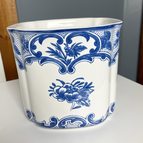 Vintage Tiffany & Co Blue and White Delft Floral Vase Planter - Picture 10 of 15